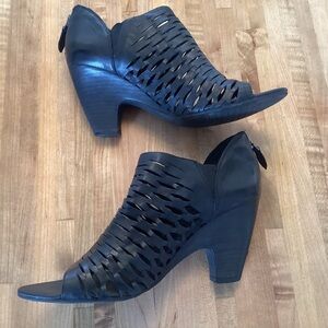 Franco Sarto Salito Boho, Black Openwork Leather Back Zip Stacked Heel 8.5M GUC